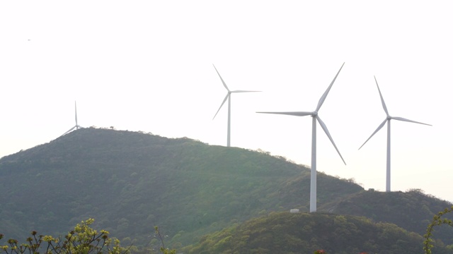 山上的风力涡轮机视频素材