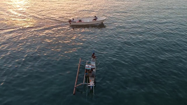 无人机拍摄的繁忙港口/港口城镇，有船只，岛屿和长码头，纳万巴霍印度尼西亚视频素材