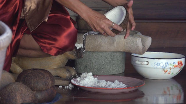女人用手磨椰子视频素材