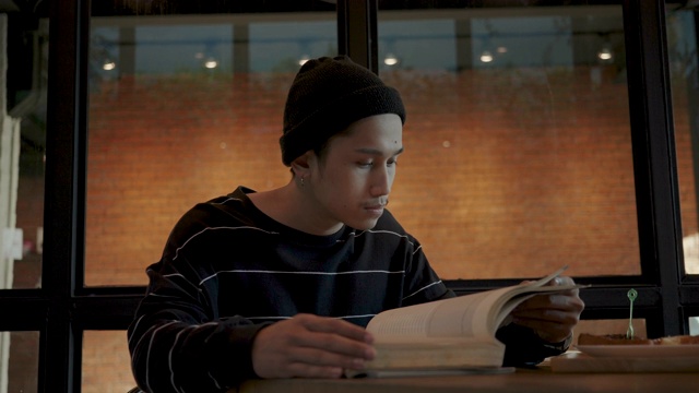 年轻的亚洲人在图书馆学习视频素材