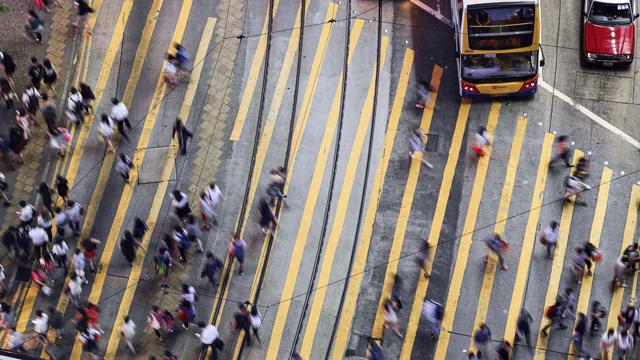 香港中环行人及通勤者穿过行人通道的时间图，鸟瞰图视频素材