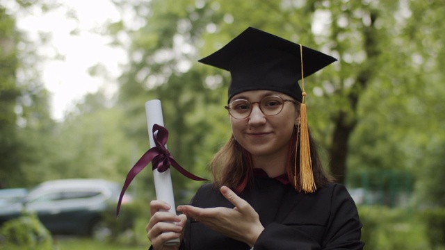 穿着毕业礼服和学位帽的少女视频下载