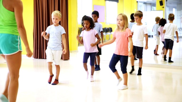 十来岁的舞者在练习舞蹈视频素材