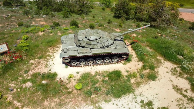 军用坦克的鸟瞰图。视频素材