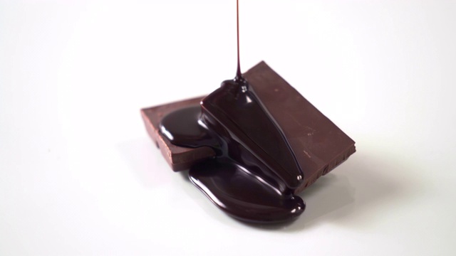 液态巧克力糖浆在巧克力块堆上流动视频素材