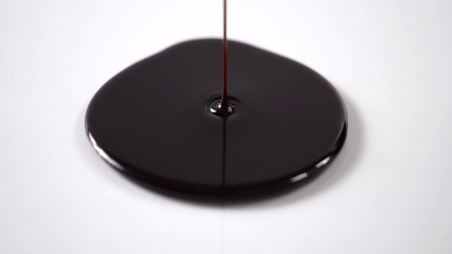 白色背景上的巧克力液体流动视频素材