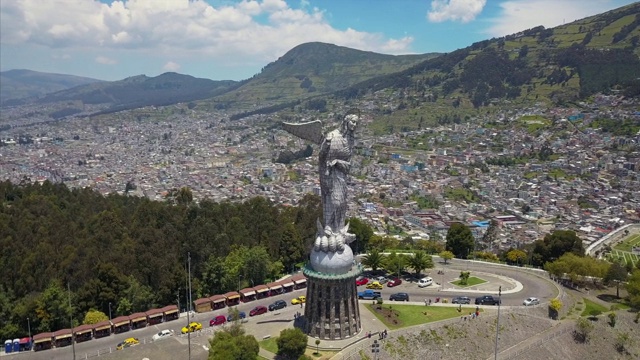 罗玛有翼圣母雕像基多厄瓜多尔无人机鸟瞰图视频素材