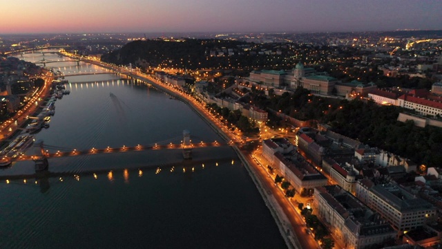 无人机拍摄的布达佩斯天际线t蓝色小时，布达佩斯，匈牙利视频下载
