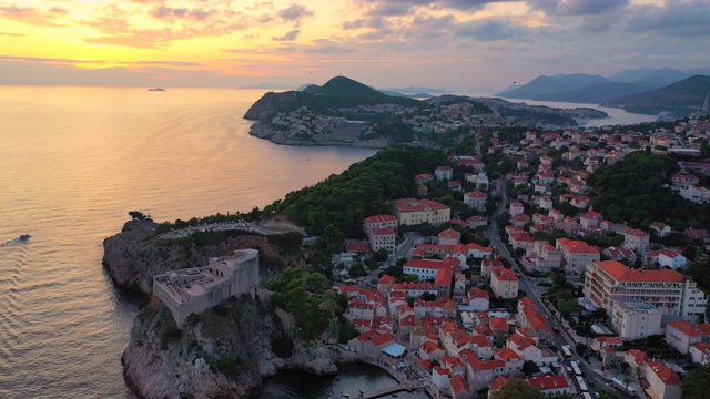 无人机电影日落场景杜布罗夫尼克老城在地中海，克罗地亚南部。杜布罗夫尼克被联合国教科文组织列入世界遗产名录。视频素材