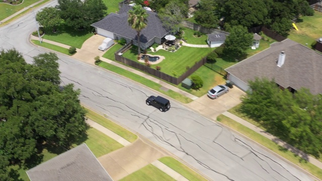 美国德克萨斯州布莱恩市，沿着住宅街道尾随一辆汽车视频素材