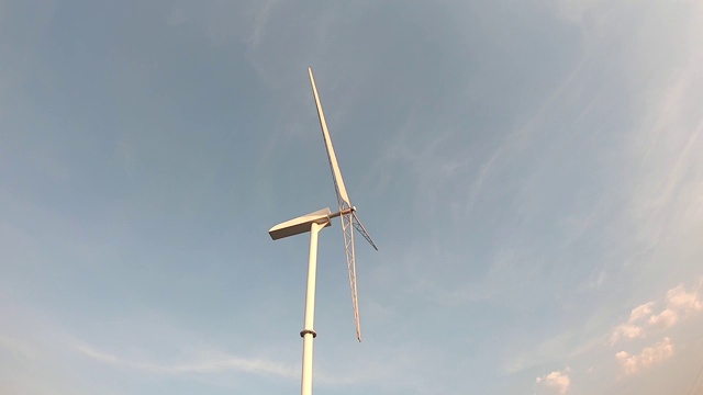 风力发电机发电这是工作轮换背景云。视频下载