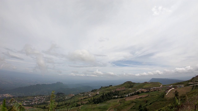 时间流逝的运动云朵在天空中快速移动在白天明亮的和公路上的汽车行驶在山上在泰国，碧差汶。视频素材