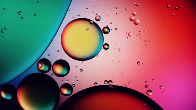 抽象的彩色油滴在水中视频下载