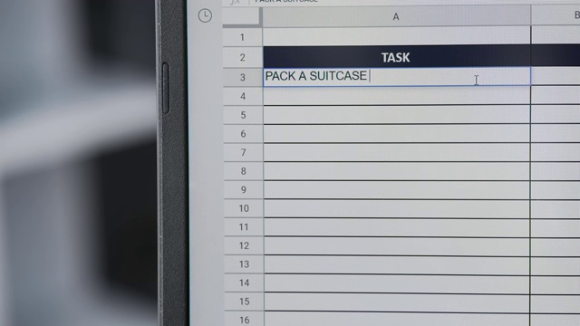 人标记任务打包一个手提箱在网上计划，待办事项清单视频素材