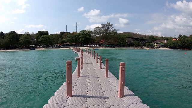 由塑料制成的浮动码头，在泰国罗永州的Koh Samet的Wongdyan海滩，随着海浪和山的背景而移动。视频下载