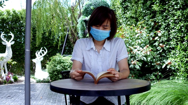 远景:在公园读书的亚洲女性视频下载