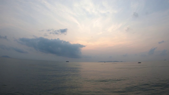 渔船，在大海与波浪和燕子飞在早晨的日出。视频下载