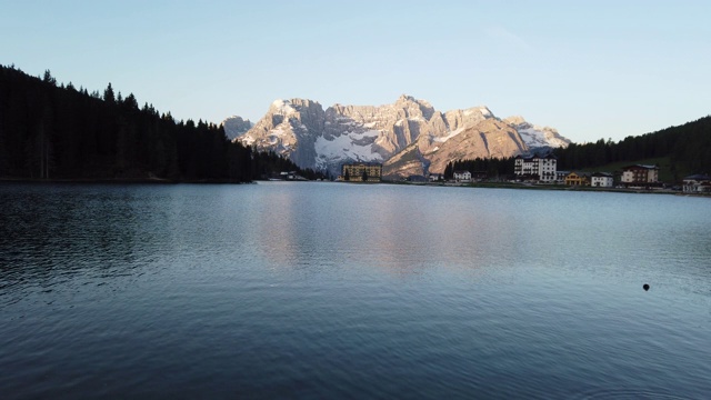 美丽的日出在米苏里纳湖与白云石山的背景，意大利视频下载
