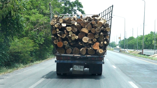 一辆木制卡车在路上视频下载