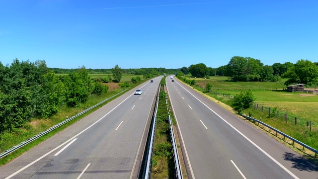 德国北部一座桥上的双车道高速公路视频素材