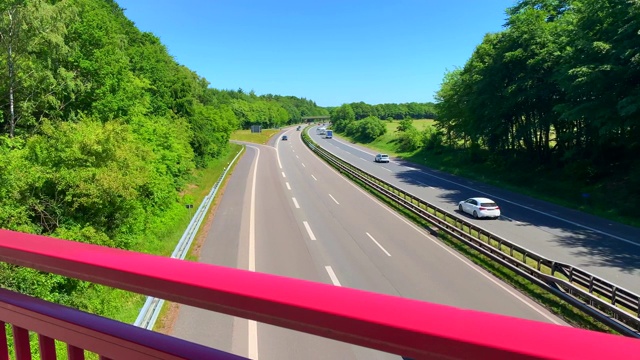 德国北部一座桥上的双车道高速公路视频素材