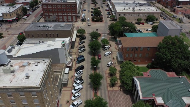 美国德克萨斯州布莱恩市中心主街上的交通状况视频素材