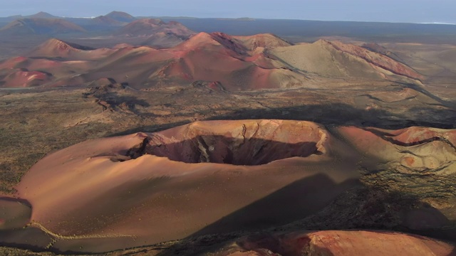 西班牙，加那利群岛，兰萨罗特岛，提曼法亚国家公园的火山视频下载