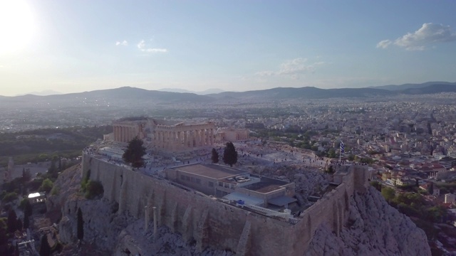 希腊雅典卫城和帕台农神庙的无人机瞰图。视频素材