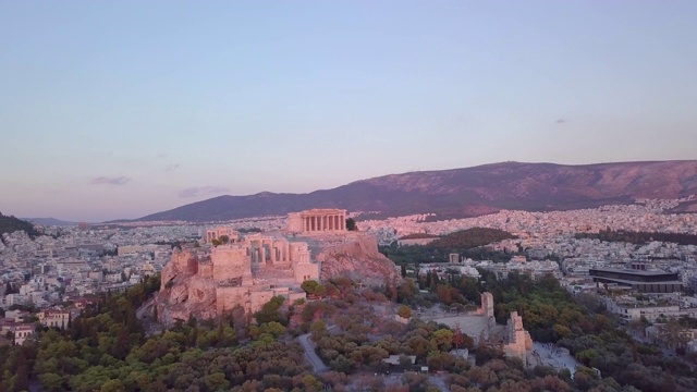 希腊雅典卫城和帕台农神庙的无人机瞰图。视频素材