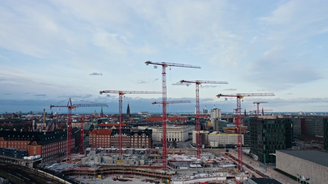 城市景观航拍和工业起重机在哥本哈根中心，丹麦视频素材