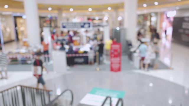 模糊拍摄2019冠状病毒病期间购物中心佩戴防护口罩的人群视频素材