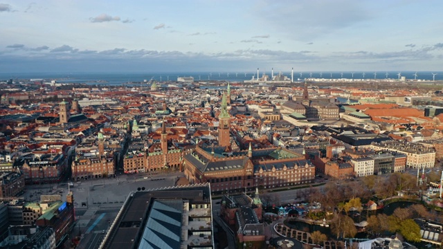 无人机拍摄的哥本哈根市中心和繁忙的街道视频下载