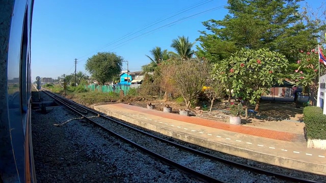 火车正驶过泰国普拉卓布基里汗火车站。视频下载