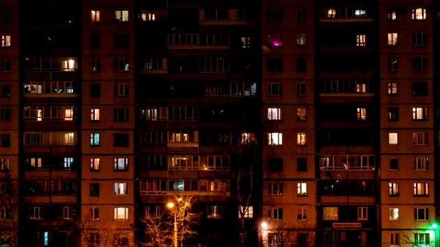 多层住宅建筑立面的时间流逝。多层住宅楼的夜生活视频下载