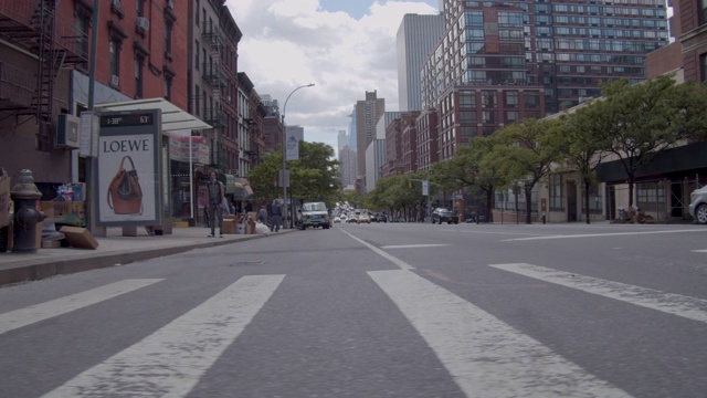 镜头在曼哈顿的人行横道上移动。视频下载