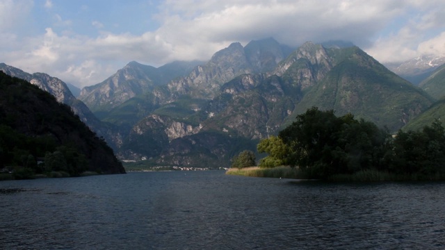 梅佐拉湖，山和水在阿尔卑斯山日落，意大利视频下载