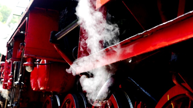 一个老式蒸汽机车的细节。怀旧的历史复古技术背景，4k慢镜头视频下载