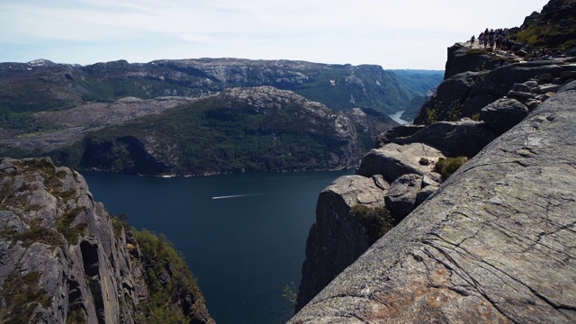 挪威的风景地标:lyse峡湾布道石上的山崖视频素材
