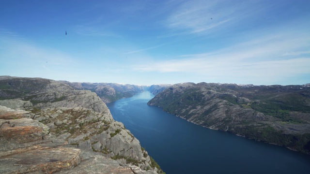 挪威的风景地标:lyse峡湾布道石上的山崖视频素材