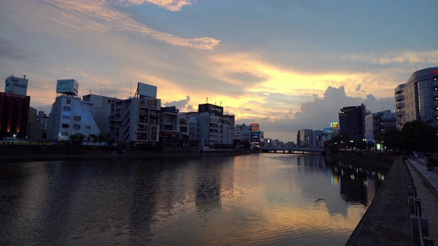 摇摄:日本福冈古城中川端市日落中中河沿岸。视频下载