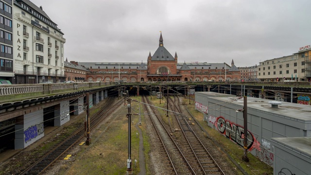 行人特拉伯勒在哥本哈根火车站终点站拥挤的时光流逝视频素材