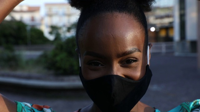 女人肖像戴着黑布面具视频下载