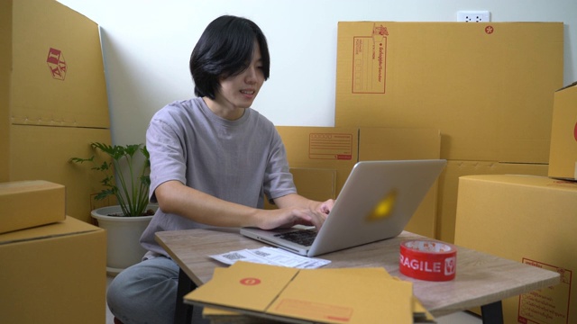 亚洲男性企业家在笔记本电脑上制作客户数据视频下载