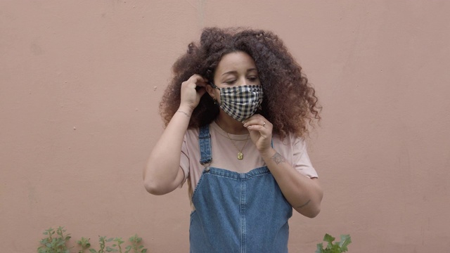 城市里的孕妇戴着布做的防护面具视频素材