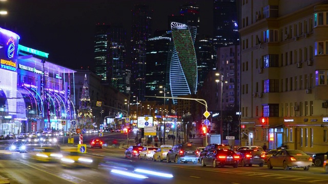 在俄罗斯莫斯科，摩天大楼城市景观和交通的时间推移倾斜视频素材