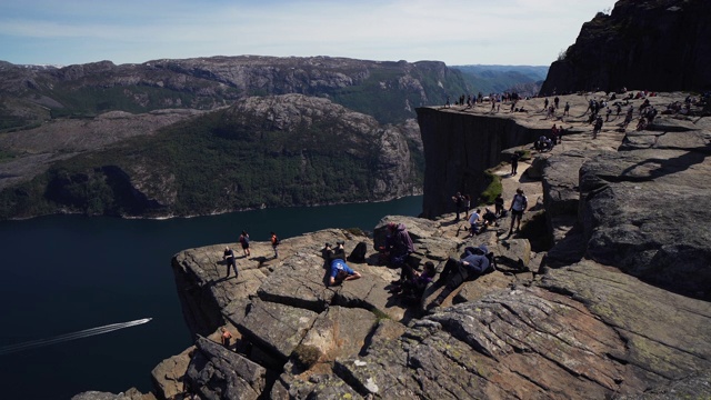 挪威风景地标:新冠肺炎封锁后峡湾布道石上的山崖视频素材