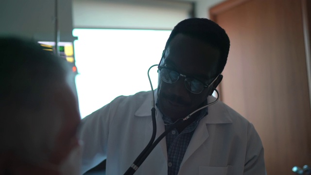 医生在病房里听病人的心跳视频素材