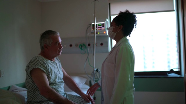 医生和病人在病房里戴口罩视频素材