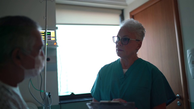 高级护士在病房和病人谈话视频素材