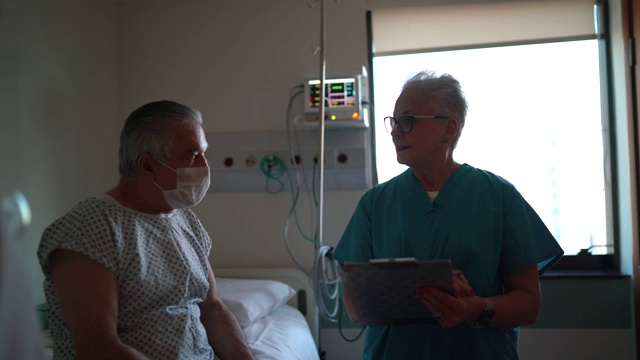 医生和护士在病房里与病人交谈视频素材